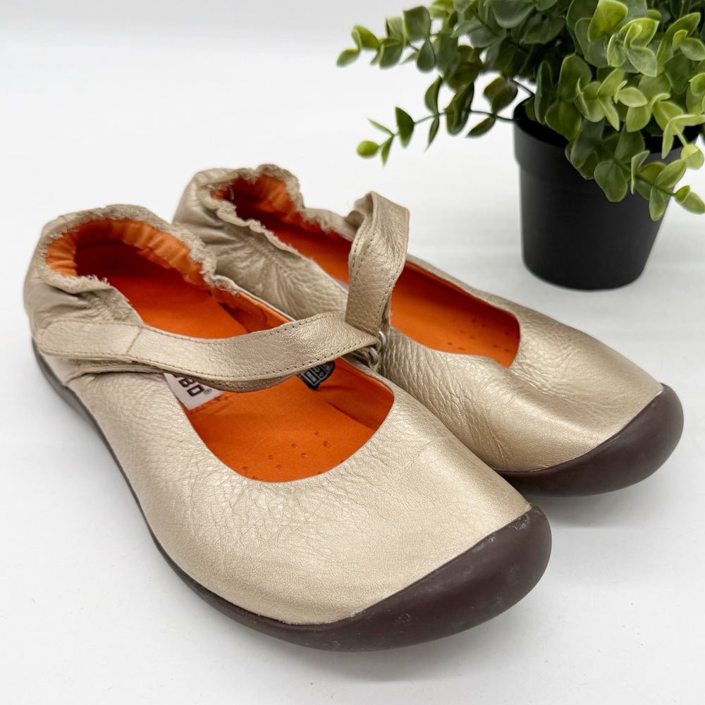 Tsubo Gold Leather Comfort Mary Jane Loafers Size 8.5 Cushioned Artsy Outdoor